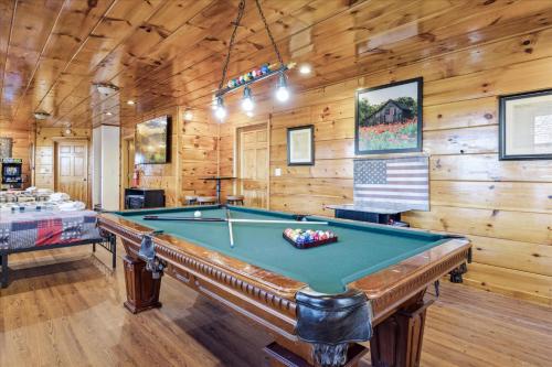 Secluded Cubs Den Retreat in Wears Valley Sleeps 12 Hot Tub Pool Table Dog Friendly in Sevierville, USA