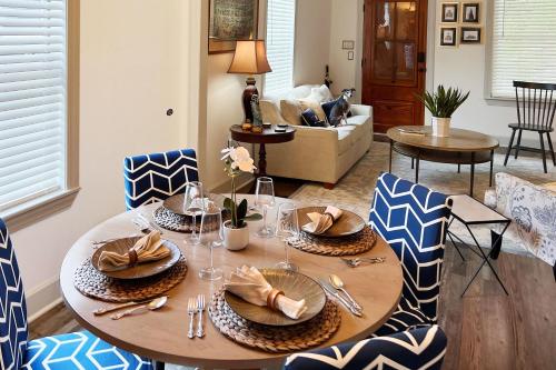 Creole Cottage - 2 Bed, 1 Bath, Pet Friendly with Fee, Walk to Downtown, Grill, Washer & Dryer in 市中心