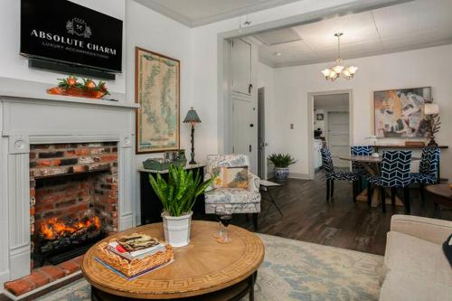 Creole Cottage - 2 Bed, 1 Bath, Pet Friendly with Fee, Walk to Downtown, Grill, Washer & Dryer in 市中心