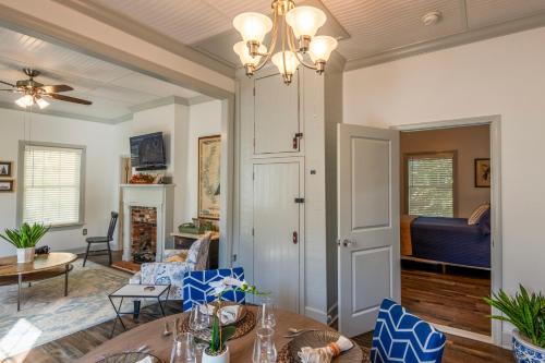 Creole Cottage - 2 Bed, 1 Bath, Pet Friendly with Fee, Walk to Downtown, Grill, Washer & Dryer in 市中心