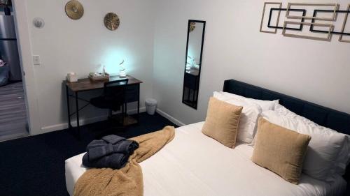 睡床, Nona - Cozy 3BR Apt with Parking, Desk & Fast WiFi near Yale, Quinnipiac, SCSU & Hospitals in 哈姆登