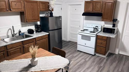 設施, Nona - Cozy 3BR Apt with Parking, Desk & Fast WiFi near Yale, Quinnipiac, SCSU & Hospitals in 哈姆登