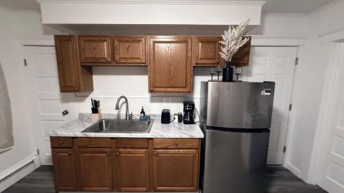 設施, Nona - Cozy 3BR Apt with Parking, Desk & Fast WiFi near Yale, Quinnipiac, SCSU & Hospitals in 哈姆登