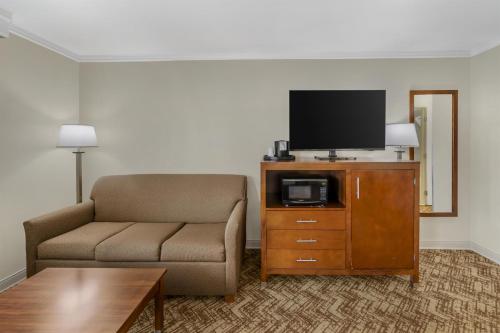 Best Western Plus Northwoods Inn - image 12