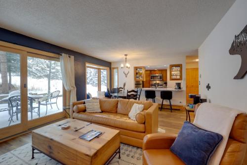 Charming Vail Condo w/ Patio & Mountain Views - Upper Piney Lake, CO