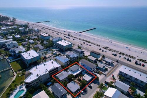 Sea Gem One bed one bath charmer steps to beach in Bradenton Beach, USA