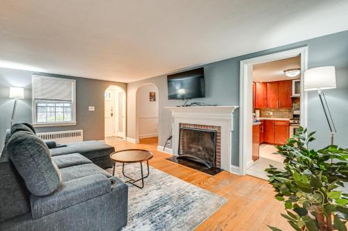 1 Mi to Connecticut River Home with Large Backyard in 格拉斯頓伯里