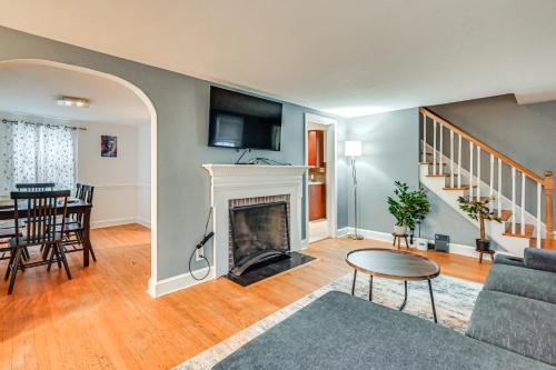 1 Mi to Connecticut River Home with Large Backyard in 格拉斯頓伯里