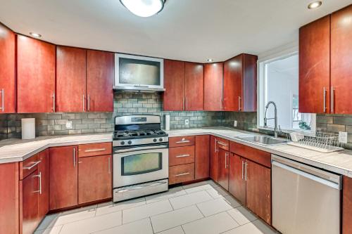 1 Mi to Connecticut River Home with Large Backyard in 格拉斯頓伯里