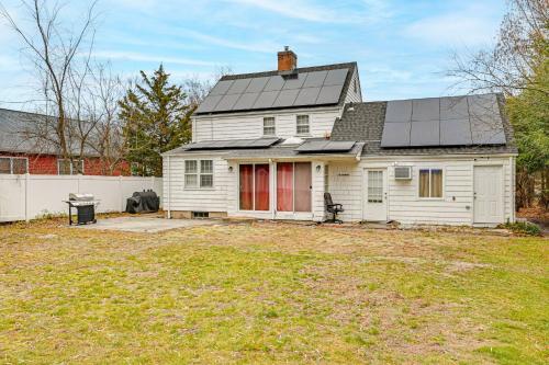 1 Mi to Connecticut River Home with Large Backyard in 格拉斯頓伯里