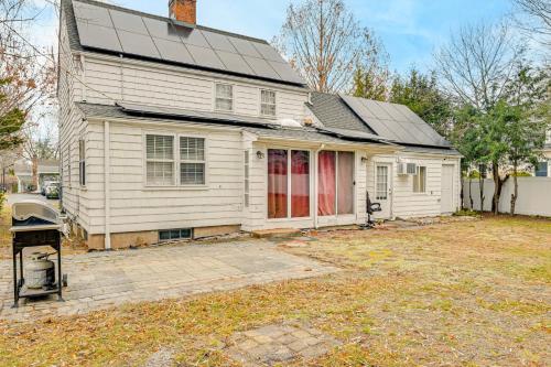 1 Mi to Connecticut River Home with Large Backyard in 格拉斯頓伯里
