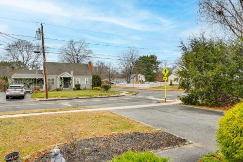 1 Mi to Connecticut River Home with Large Backyard in 格拉斯頓伯里