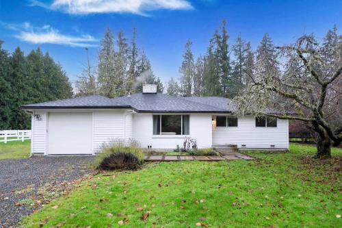 Redmond Pet friendly Home in 2 Acres Horse Barn in Union Hill-Novelty Hill (WA)