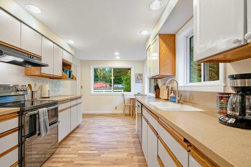 Redmond Pet friendly Home in 2 Acres Horse Barn in Union Hill-Novelty Hill (WA)