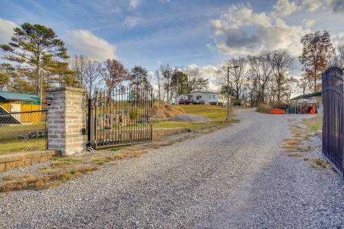 Biker-Friendly Etowah Retreat with Mountain Views! in Etowah (TN)