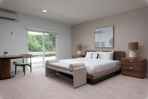 Boardwalk Hotel on Lake Anna by Kasa in Mineral, USA