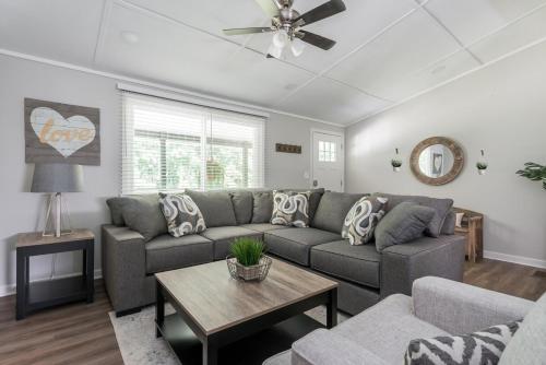 Pet-Friendly Woodstock Cottage - Prime Location in 喬治亞州伍德斯托克 (GA)