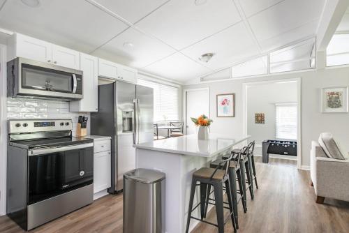 Pet-Friendly Woodstock Cottage - Prime Location in 喬治亞州伍德斯托克 (GA)