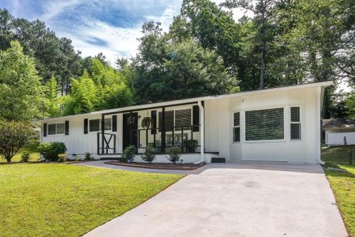 Pet-Friendly Woodstock Cottage - Prime Location in 喬治亞州伍德斯托克 (GA)