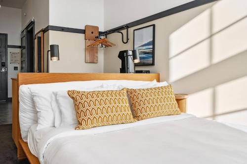 The Maverick by Kasa Room Type - Queen Room (Self Check-in with Virtual Front Desk) The Maverick by Kasa Room Type - Queen Room (Self Check-in with Virtual Front Desk)