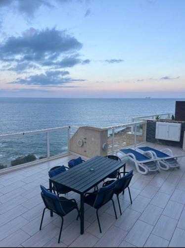 Oceanfront 3BR Penthouse Luxury & Views in Sliema