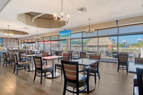 All-new, Ground-floor, Huge Pool, Tiki Bar & Grill - Bradenton, FL