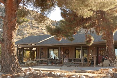 3 Bedroom Ranch -Hot Tub -Walk to P&H and Red Dog