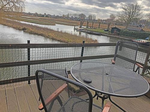 Iekārtas, Apartment by the water in Broek Op Langedijk