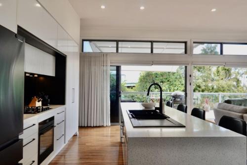 Paradise - Spacious, Ocean Views, Outdoor Living in Dodges Ferry