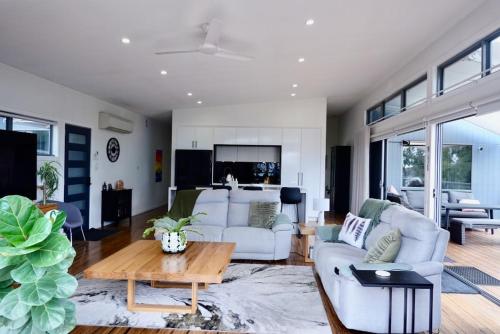 Paradise - Spacious, Ocean Views, Outdoor Living in Dodges Ferry