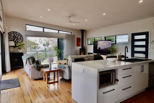 Paradise - Spacious, Ocean Views, Outdoor Living in Dodges Ferry