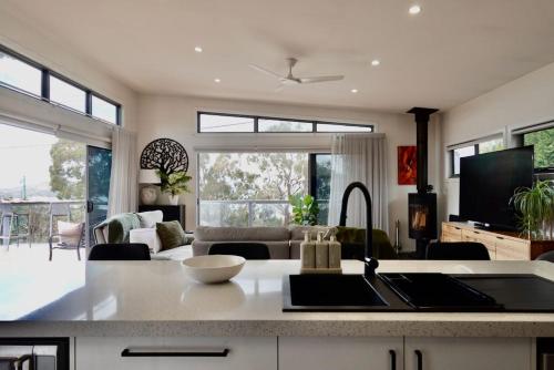 Paradise - Spacious, Ocean Views, Outdoor Living in Dodges Ferry
