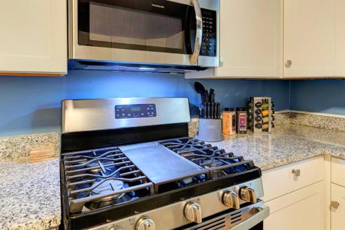 Konyha, Spacious 3BR Midtown Home - Sleeps 7 - Walkable to Dining & Attractions - Easy Access to Downtown near Cooper-Young Historic District