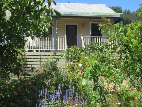 Walnut Cottage via Leongatha