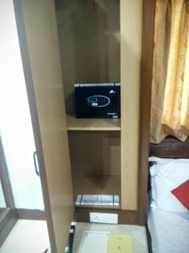Strand Hotel – Bombay/ Mumbai, KY