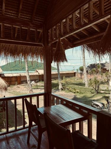 Surrounding environment, Living On Air in Kuang
