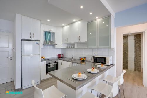 Makenzy Sandy Beachfront Paradise in Kastella Beach