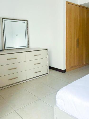 Full lake View 1bk Apartment in JLT 4 ppl early & late check in 10mn to Marina metro station - image 13