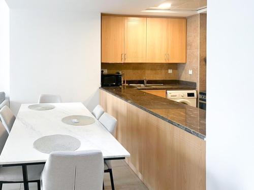 Full lake View 1bk Apartment in JLT 4 ppl early & late check in 10mn to Marina metro station - image 14