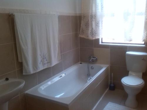 Bathroom, Rainbow Guest House and Tours in Uitenhage
