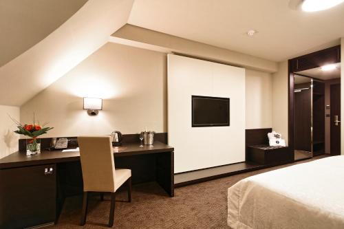 Hotel Victory - image 13