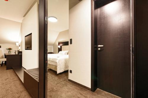 Hotel Victory - image 12