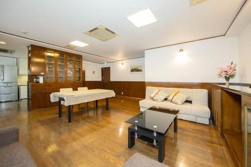 100 m from Nihonbashi Station, 160 square meters rare property Large living room & kitchen with 4 toilets and 3 bathrooms, within walking distance of Namba and Shinsaibashi
