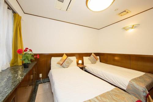 100 m from Nihonbashi Station, 160 square meters rare property Large living room & kitchen with 4 toilets and 3 bathrooms, within walking distance of Namba and Shinsaibashi