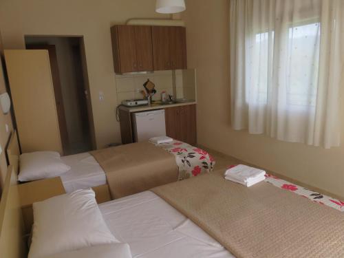 1 double bed, 1 twin bed