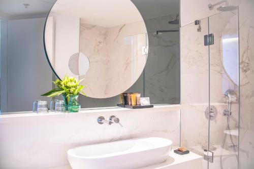 Deluxe Double or Twin Room with City View image 5