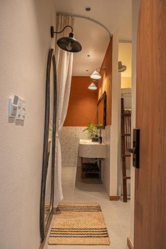 Dusche, Than Coffee & Homestay in Flussufer - Cam Fluss / Alter Hafen