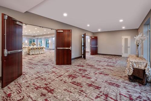 Hilton Garden Inn Chesapeake - image 2