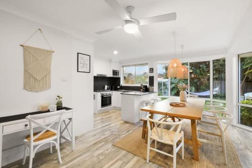White Sandy Cottage in Corlette