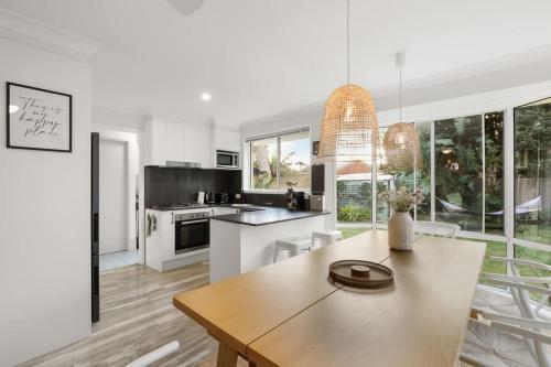White Sandy Cottage in Corlette